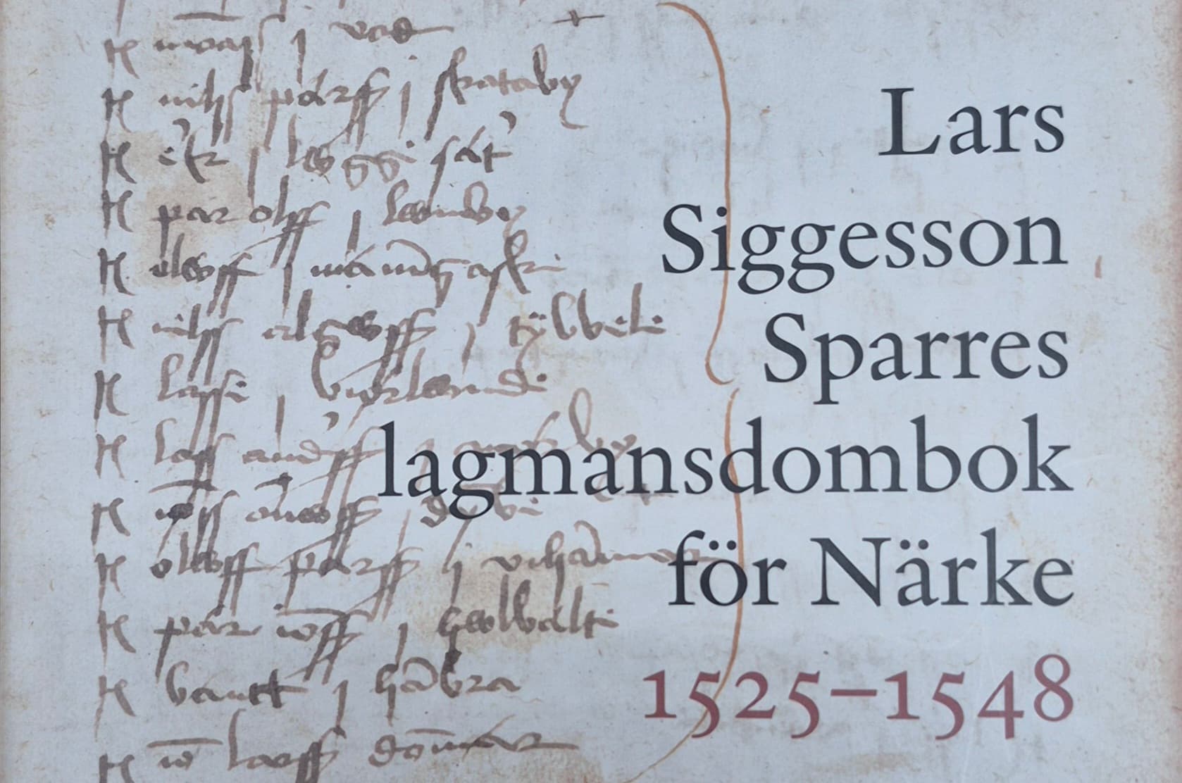 Närbild av dombok från 1500-talet. Till höger står texten "lars Siggesson Sparres lagmansdombok för Närke 1525–1548".