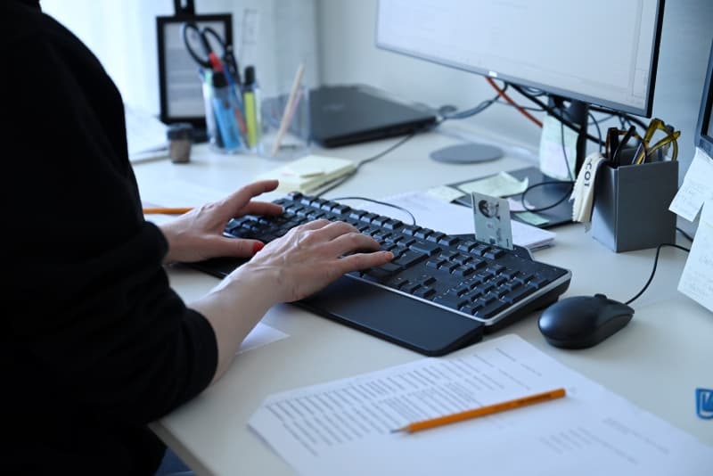 Kvinna som arbetar vid dator