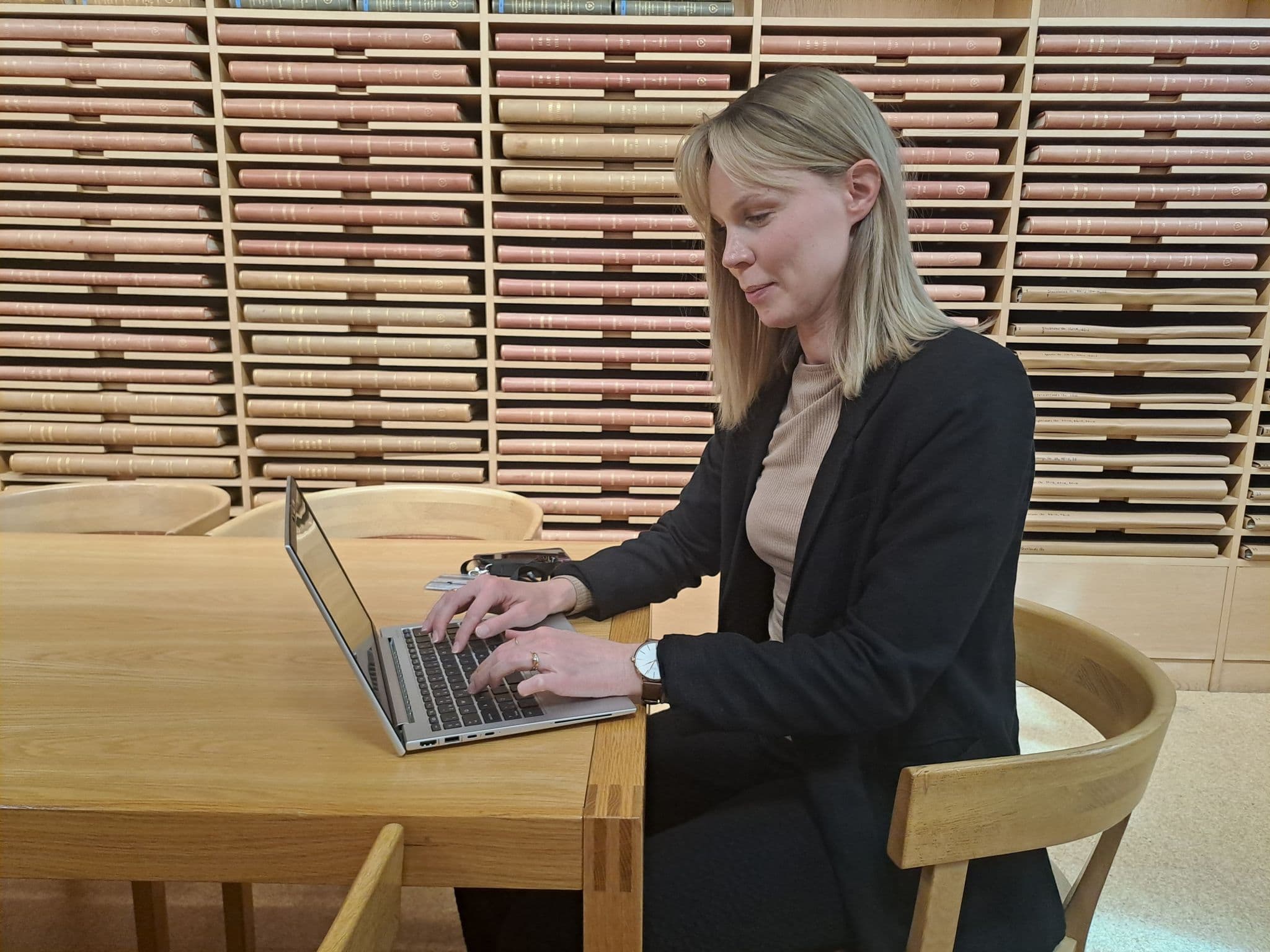 kvinna arbetar vid laptop