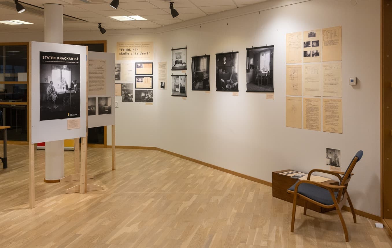 Lokal med utställningsskärmar och bilder på väggarna.
