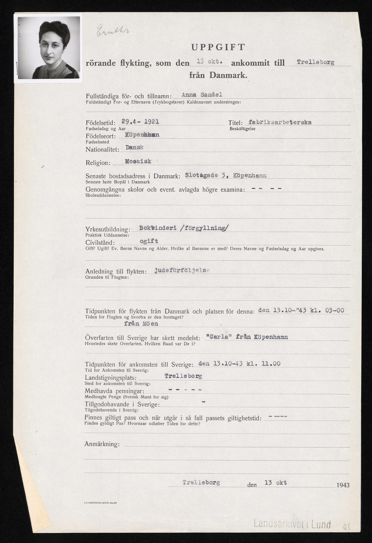 Dokument från 1943 med uppgifter om en kvinna som flyr från förföljelser av judar i Danmark. I övre vänstra hörnet finns ett svartvitt fotografi av kvinnan.