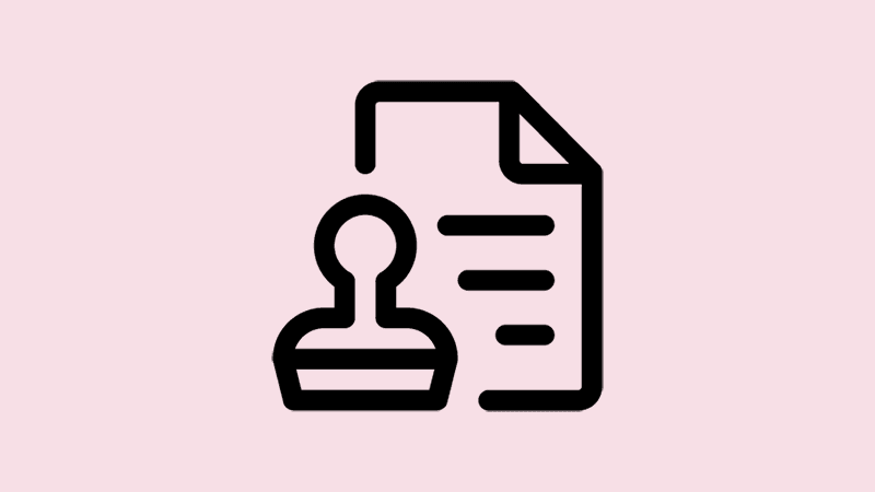Ett enkelt svart ikon‑liknande motiv på ljusrosa bakgrund: en stämpel till vänster och ett dokument med vikt hörn till höger. Illustration som signalerar godkännande eller certifiering.