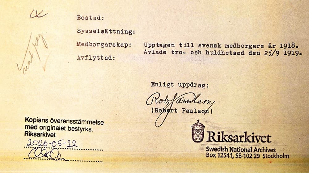 Ett fotografi av ett svenskt arkivdokument med text om medborgarskap, datum, signaturer och stämplar från Riksarkivet. Dokumentet är maskinskrivet med handskrivna tillägg.