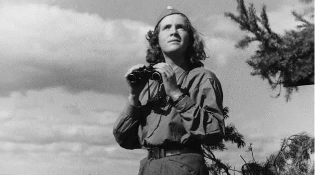 En person med kikare