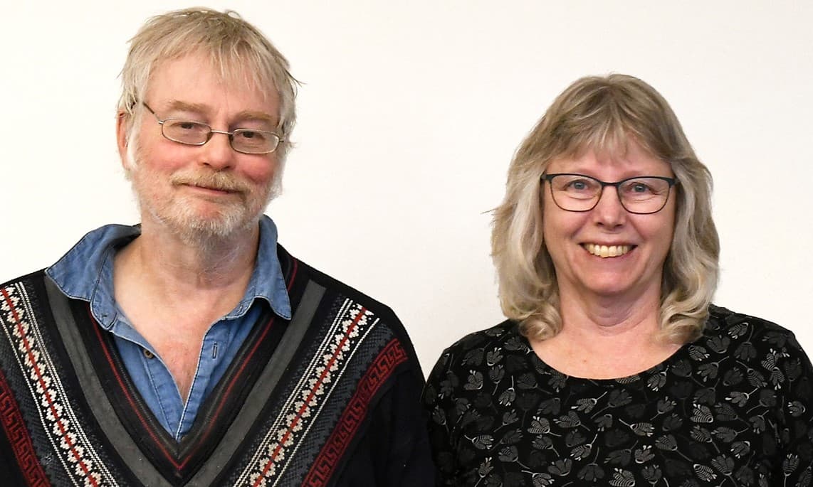 En man och en kvinna bredvid varandra, tittar mot kamera.