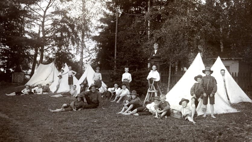 pojkar framför tält, svartvit gammal bild