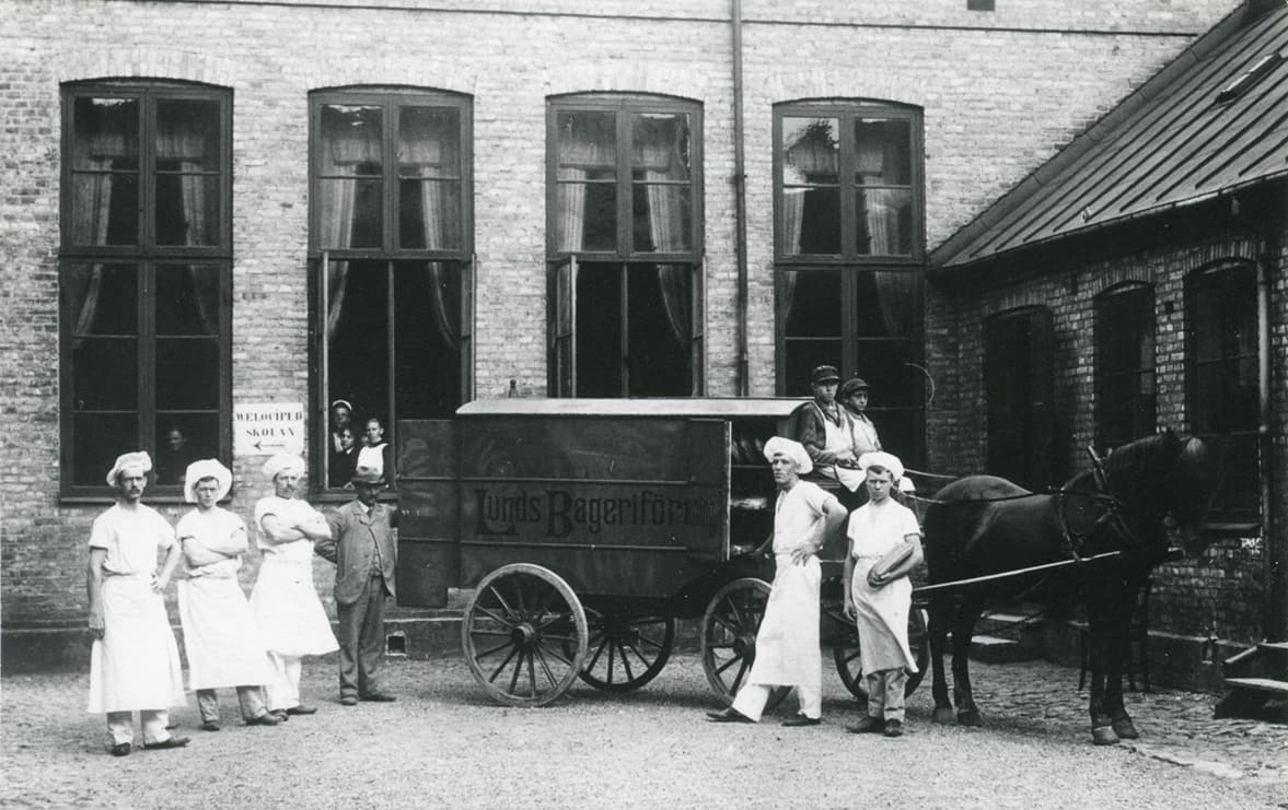 Historiskt foto av bagare framför en hästdragen vagn från Lunds Bageriförening.