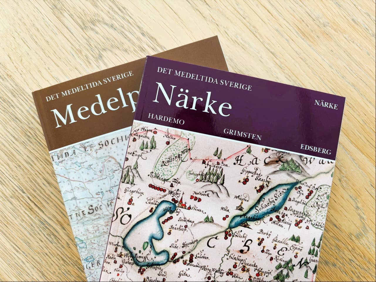 böcker på ett bord