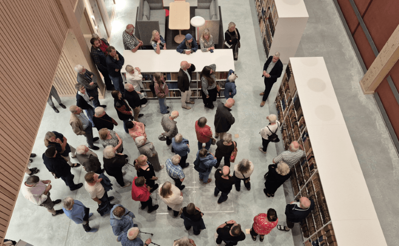 personer i ett bibliotek fotograferade ovanifrån
