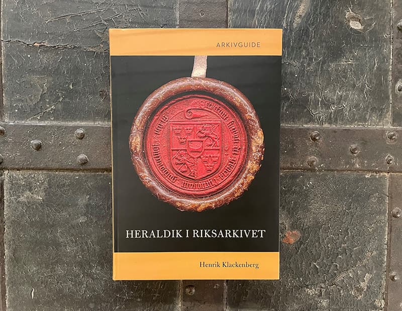 En bok ligger på ett bord.