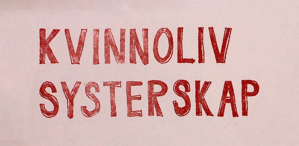 Texten "Kvinnoliv Systerskap" står skrivet i stora röda bokstäver mot en rosa bakgrund.