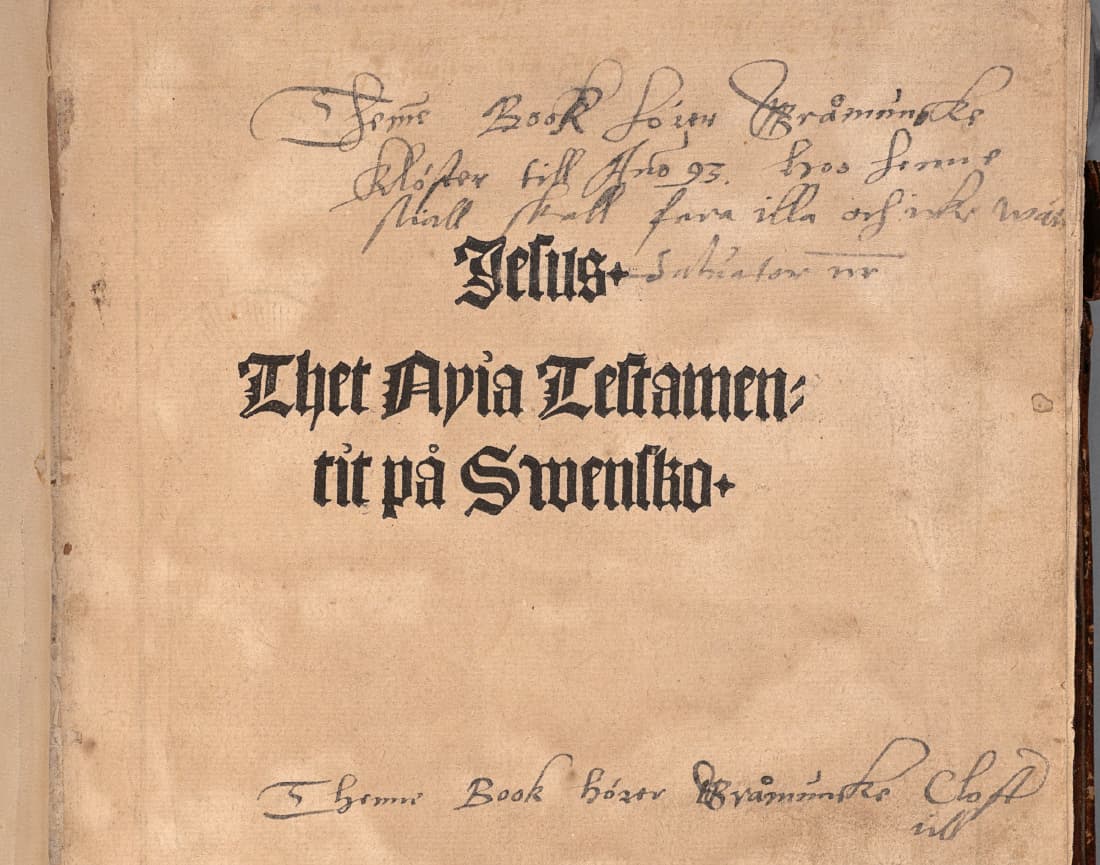 Brunaktigt papper med tryckt text.