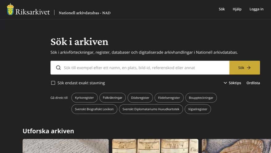 Skärmbild av webbplatsen Riksarkivets Nationella arkivdatabas. Sidan visar en stor sökruta med rubriken ”Sök i arkiven” samt länkar och knappar för olika arkivregister. Fotografisk skärmbild med mörk bakgrund och gula detaljer.